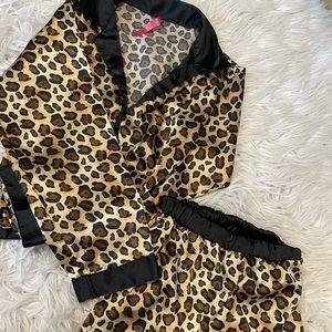 Leopard silk-like pajamas!